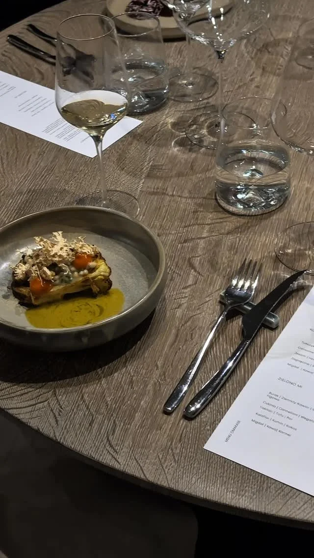 Omakase w KUK to 5-daniowe menu degustacyjne, które odkrywa kulinarną kreatywność w najbardziej sezonowej odsłonie.
Zamiast klasycznego wyboru z karty – pełne zaufanie do zespołu kuchni i autorskie kompozycje serwowane w rytmie dnia. Całość dopełnia starannie dobrany pairing win, który podkreśla smak każdej potrawy i nadaje wieczorowi wyjątkowego charakteru.
-
Omakase at KUK is a 5-course tasting menu that reveals culinary creativity in its most seasonal and refined form.
Instead of a traditional à la carte selection, guests place their trust in the kitchen team and experience a unique sequence of signature dishes, shaped by the moment and the day’s finest ingredients. The journey is complemented by a carefully curated wine pairing, designed to elevate each course and complete the dining experience.
KUK Restaurant, Maciej Majewski, omakase, tasting menu, wine pairing, fine dining, Warsaw, Restauracja KUK, Maciej Majewski, omakase, menu degustacyjne, pairing wina, fine dining, Warszawa