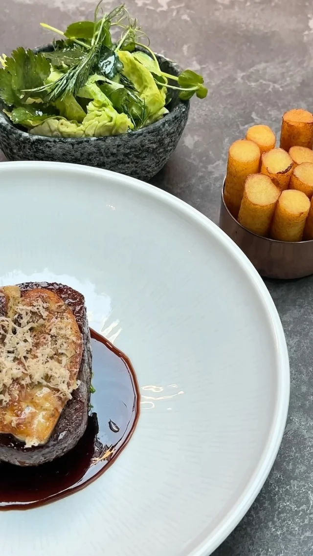 TOURNEDOS ROSSINI
Klasyka w najlepszym wydaniu.
Delikatna polędwica wołowa, aksamitne foie gras i głęboki sos na bazie madery.
Szpinak w roli zielonego kontrapunktu, który równoważy bogactwo smaków.
-
A classic at its finest.
Tender beef tenderloin, silky foie gras, and a deep Madeira-based sauce.
Spinach plays the role of a green counterpoint, balancing the richness of the dish.