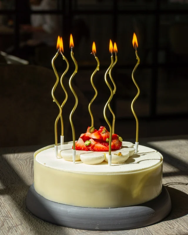 Świętuj urodziny w wyjątkowym stylu w KUK!
Szukasz miejsca na niezapomniane urodziny? Restauracja KUK oferuje eleganckie wnętrza i wyjątkowe menu, które uczynią Twoje święto naprawdę wyjątkowym.
Dysponujemy prywatnymi salami, idealnymi na kameralne przyjęcia:
– VIP Room – dla spotkań w gronie najbliższych.
Nasz zespół zadba o każdy detal, abyś mógł cieszyć się chwilą bez trosk.
Make your birthday unforgettable at KUK!
Looking for a beautiful spot to host your birthday? KUK offers elegant interiors and a unique seasonal menu to make your celebration truly special.
We offer private rooms perfect for intimate gatherings:
– VIP Room – ideal for celebrating with close friends or family.
Our team takes care of every detail so you can focus on enjoying the moment.
📍 Miodowa 6/8, Warsaw
📞 Reservations: +48 511 464 645
✉️ kuk@kukrestaurant.com
�birthday dinner Warsaw, private dining, birthday celebration, intimate event, VIP room, fine dining Warsaw, KUK restaurant event, urodziny w restauracji, przyjęcie urodzinowe Warszawa, kameralne spotkania, organizacja urodzin, VIP room Warszawa, elegancka kolacja, świętowanie w KUK
