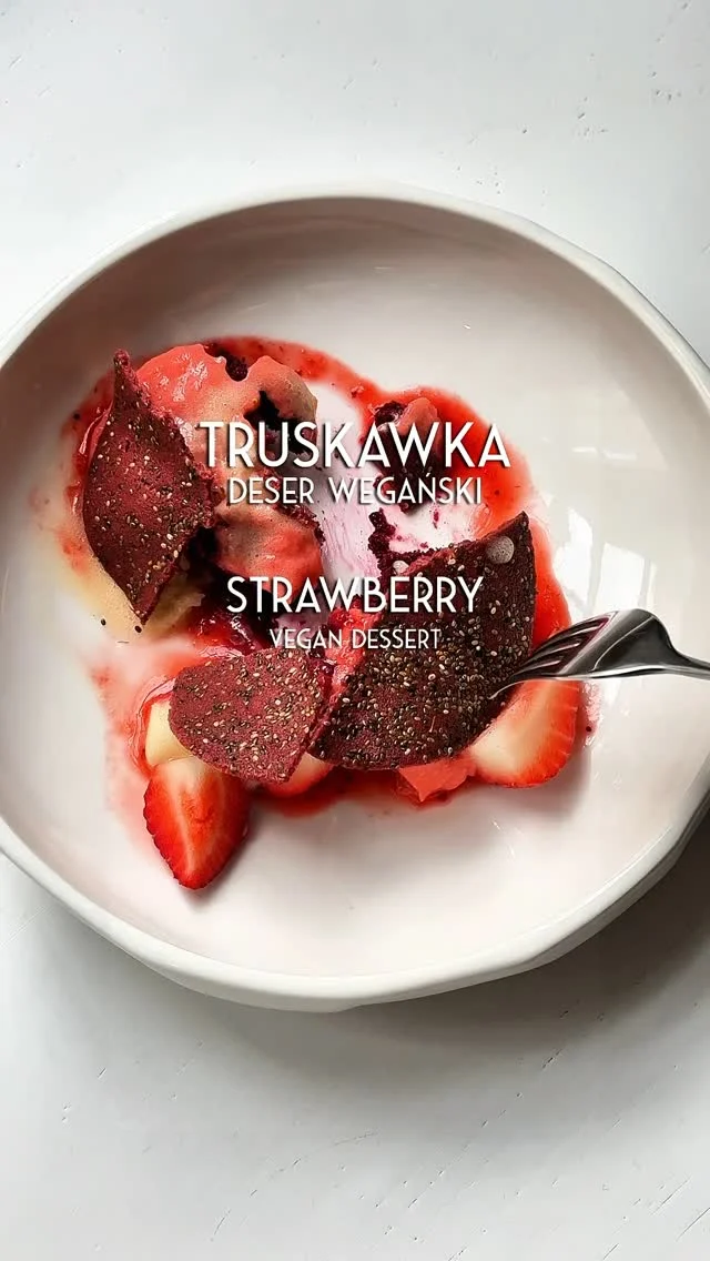 🍓 Wegańska przyjemność w letnim wydaniu.
Biszkopt czekoladowy / truskawkowy krem / sorbet cytrusowy z szałwią / świeże truskawki / chips chia
W 100% roślinny, lekki i zaskakujący. Słodycz truskawek, głębia czekolady i orzeźwienie cytrusów z nutą szałwii — deser, który nie potrzebuje kompromisów.
Naturalnie pyszny. Naturalnie wegański.
🍓 A plant-based delight for summer evenings.
Chocolate sponge / strawberry cream / citrus-sage sorbet / fresh strawberries / chia chip
100% vegan — light, vibrant, and unexpected.
The sweetness of strawberries, richness of chocolate, and citrusy freshness with a herbal twist. A dessert with no compromises.
Naturally delicious. Naturally vegan
📍 Kuk Restaurant
wegański deser, truskawki, kuchnia roślinna, sorbet, czekolada, fine dining, lekkość, sezonowość, Kuk Restaurant, vegan dessert, strawberries, plant-based, sorbet, chocolate, seasonal, fine dining, freshness, Kuk Restaurant
