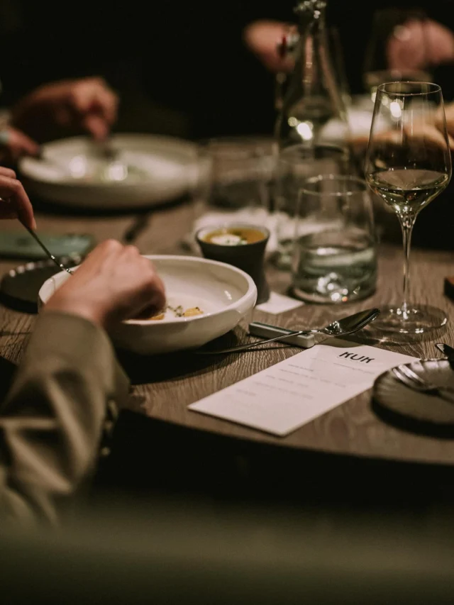 Naturalnie, lokalnie, z pomysłem🍴
W KuK gotujemy sezonowo i z sercem
– z najlepszych, świeżych produktów od sprawdzonych dostawców. W menu znajdziesz kulinarne symbole Warszawy w nowej odsłonie, dania inspirowane historią miejsca i porcje stworzone do dzielenia się.
To nie jest zwykła restauracja.
To smak, który łączy. Atmosfera, która zaprasza do rozmów. I kuchnia, która zaskakuje – lekka, swobodna, kreatywna 👩🍳💡
Zajrzyj do KuK i poczuj, jak smakuje współczesna Warszawa 🌆
Natural. Local. With a twist 🌿🍴
At KuK, we cook with the seasons and from the heart – using the freshest ingredients from trusted local sources. On the menu, you’ll find culinary symbols of Warsaw reimagined, dishes inspired by the history of this place, and small plates made for sharing.
This is not just another restaurant.
It’s a taste that brings people together.
An atmosphere that invites conversation.
And a kitchen that surprises – light, playful, and creative 👩🍳💡
Step into KuK and discover how modern Warsaw tastes 🌆
