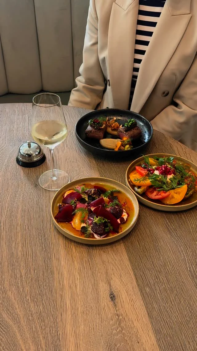 To znak, że zasługujesz na chwilę dla siebie w KUK 🍽️
Smaki sezonu, dopracowane detale,
odrobina zaskoczenia ✨
Celebruj 🍷 Smakuj 🍴
This is your sign to treat yourself at KUK 🍽️
Seasonal flavours, thoughtful details,
a touch of surprise ✨
Dine slowly 🍷 Enjoy fully 🍴