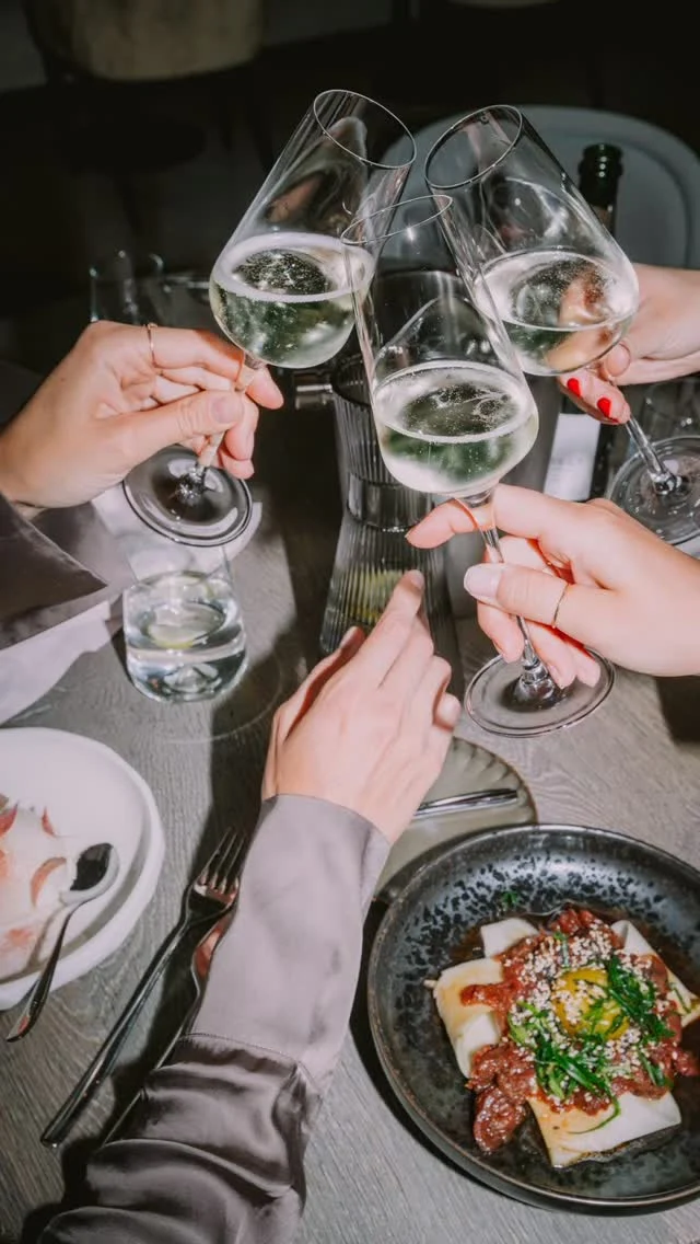 Wakacje smakują najlepiej w dobrym towarzystwie ☀️
Kieliszek bąbelków, letnie rozmowy i kolacja, którą pamięta się długo po powrocie… 🥂
Holidays taste best in good company ☀️
A glass of bubbles, summer conversations, and a dinner you’ll remember long after you’re home… 🥂