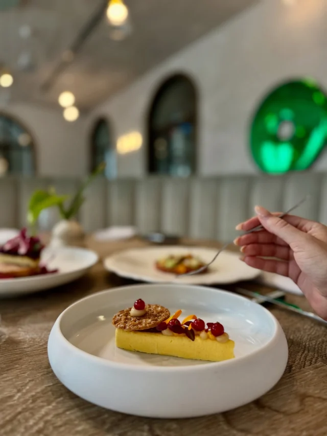 Nasze menu opowiada historię miejsca poprzez sezonowe dania tworzone z jakościowych, starannie wyselekcjonowanych składników. 

Odkryj sezonową kuchnię, w której smak 
spotyka się z historią 🍴

Our menu tells the story of the place through seasonal dishes crafted from high-quality, carefully selected ingredients. 

Discover seasonal cuisine where 
flavour meets history 🍴