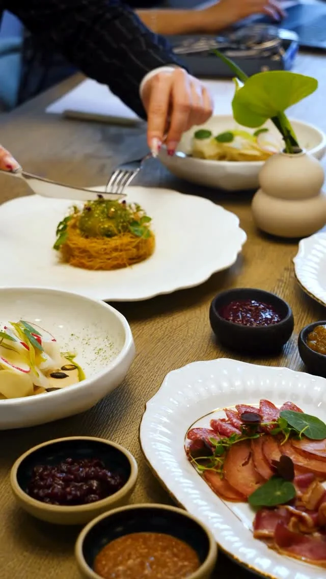 Już od 20 marca…
Wiosenne menu w KUK – pełne świeżości, sezonowych smaków i niespodzianek, które najlepiej odkrywa się przy wspólnym stole 🌿

Starting March 20…
Spring menu at KUK – full of freshness, seasonal flavors and surprises best discovered together 
at the table 🌿