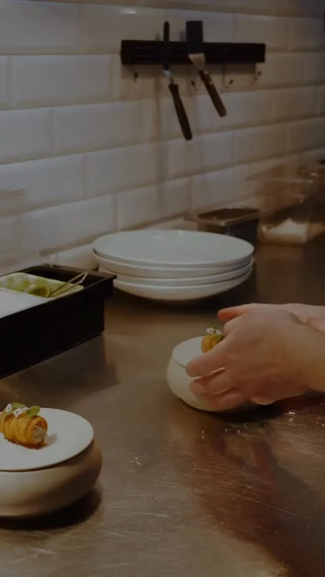 Przygotuj się na odkrywanie smaków w restauracji KUK Restaurant 🍴

To miejsce, w którym pasja do kulinariów spotyka 
się z najwyższą jakością produktów i nowoczesnym podejściem do polskiej kuchni.

W menu znajdziecie starannie wyselekcjonowane składniki, sezonowe kompozycje oraz dania inspirowane naturą i lokalnością. Każdy talerz to połączenie kreatywności szefa kuchni z dbałością o detal i smak.

KUK to także wyjątkowa przestrzeń w sercu Warszawskiej Starówki – stylowa, a jednocześnie swobodna, idealna zarówno na spotkania, jak i kulinarne odkrycia.

Pozwólcie sobie na chwilę przyjemności i zanurzcie się w świecie smaków, które zostają w pamięci na długo.

Get ready to discover the flavors 
of KUK Restaurant 🍴

This is a place where a passion for culinary art meets the highest quality ingredients and a modern approach to Polish cuisine.
On the menu, you will find carefully selected ingredients, seasonal compositions, and dishes inspired by nature and local traditions. Every plate is a combination of the chef’s creativity, attention to detail, and exceptional taste.
KUK is also a unique space in the heart of Warsaw’s Old Town – stylish yet relaxed, perfect for both gatherings and culinary discoveries.
Treat yourself to a moment of pleasure and immerse yourself in a world of flavors that will stay in your memory for a long time.