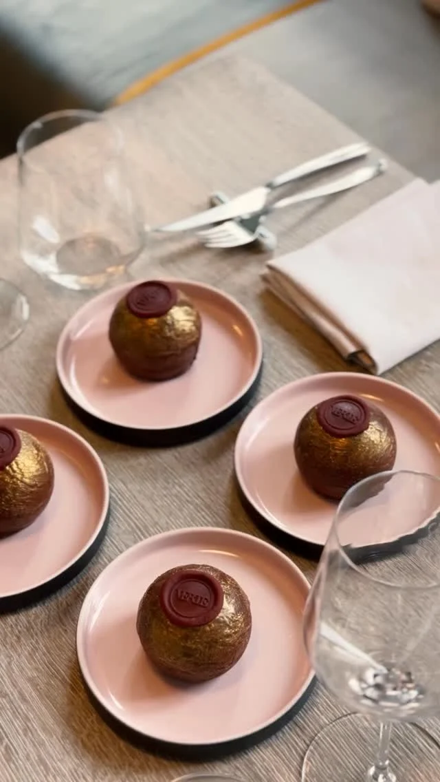 Wuzetka towarzyszy nam od początku. Dziś prezentujemy jej nową, wyrafinowaną odsłonę. ✨

Czekoladowe wykończenie, subtelny złoty pył i nasza pieczęć dopełniają całość.

Wnętrze pozostaje wierne klasyce, w naszej autorskiej interpretacji.