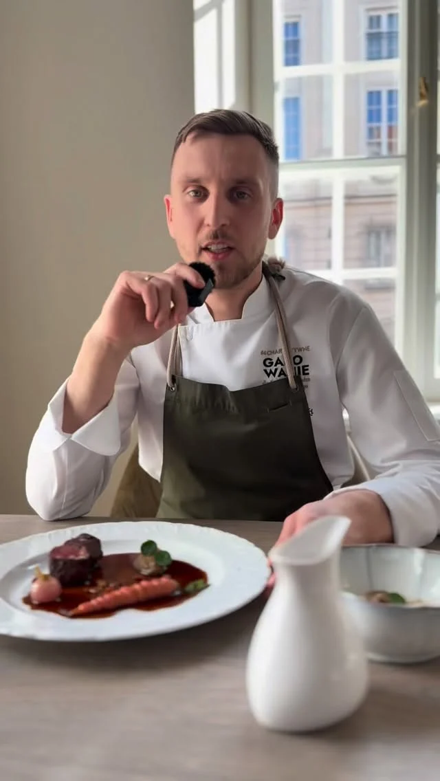 Nowa karta to zaproszenie do odkrywania smaków w ich najbardziej wyrafinowanej odsłonie 📖

Krem z białych szparagów z delikatną pianą z octu, marynowanym rabarbarem, truflą oraz kopytkami migdałowymi.

Comber z sarny serwowany z młodą marchewką, żelem z rabarbaru i aksamitnym puree z cukrowej cebuli.

Zarezerwuj stolik i spróbuj nowego menu 🍷