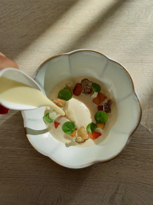 Krem z białych szparagów z delikatną pianą z octu, marynowanym rabarbarem, truflą oraz kopytkami migdałowymi.

Subtelny, wiosenny i harmonijny, kremowa baza przełamana lekką kwasowością i delikatnymi dodatkami 🥄

Zapraszamy do próbowania nowych 
smaków z karty 🌿