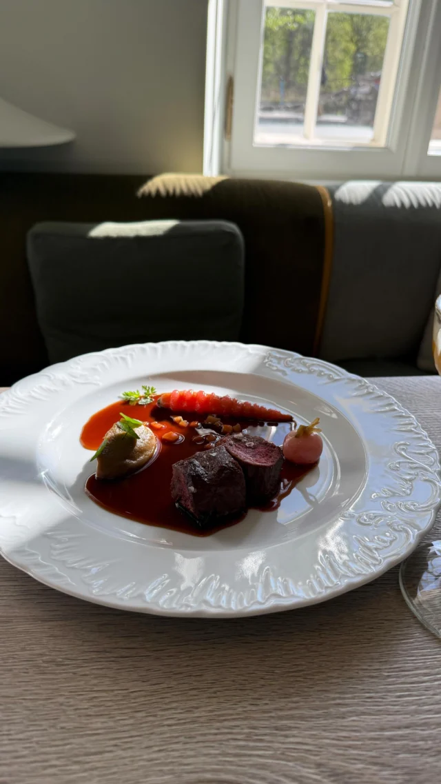 Nowa karta zaprasza do odkrywania smaków inspirowanych sezonowością.

Comber z sarny serwowany z młodą marchewką, żelem z rabarbaru i aksamitnym puree z cukrowej cebuli. 

Zarezerwuj stolik i spróbuj nowego menu 🍷