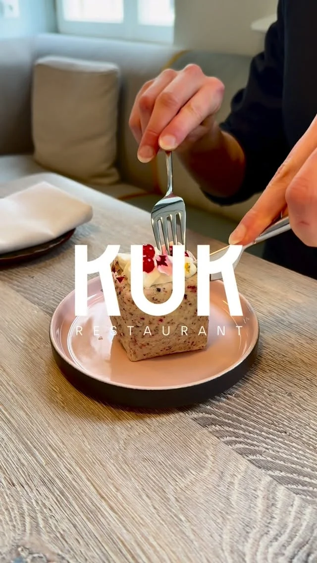 Naturalnie, lokalnie i z pomysłem – właśnie tak smakują dania w restauracji KUK.

Tworzymy je z wyselekcjonowanych produktów pochodzących ze sprawdzonych upraw, inspirując 
się sezonowością i historią tego miejsca. Każdy 
talerz to połączenie autentycznych smaków, jakości 
i opowieści, do której chce się wracać.