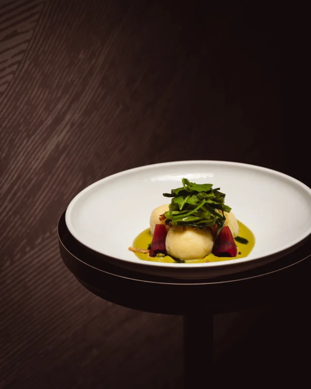 Zapraszamy do wspólnego odkrywania naszej karty. 🍽️

W KUK tradycja spotyka się z nowoczesnym spojrzeniem na kuchnię. Starannie dobrane produkty, sezonowe kompozycje i kreatywne interpretacje klasycznych smaków sprawiają, że każdy posiłek staje się okazją do celebrowania chwili.