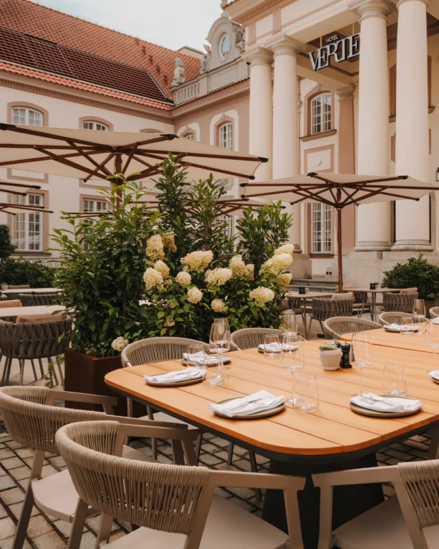 W samym sercu Starego Miasta, za bramą Hotelu Verte, lato smakuje wyjątkowo.

Ogród Verte by KUK Restaurant to miejsce, w którym sezon celebrujemy w najlepszym wydaniu. W letniej karcie, wśród nowości, znajdziesz między innymi ptysia z jagodami i kremem waniliowym oraz tartę z truskawkami, jeżynami, kremem Chantilly i migdałami.

Zapraszamy codziennie od 12:00 do 22:00 (przy sprzyjającej pogodzie). W weekendy atmosferę Ogrodu Verte dopełniają barbecue oraz muzyka na żywo.
 ______________________

In the heart of Warsaw's Old Town, beyond the gates of Hotel Verte, summer is best savoured at Verte Garden by KUK Restaurant.

Our seasonal menu celebrates the finest flavours of the season. Among this summer's new creations are a choux pastry with wild blueberries and vanilla cream, and a tart with strawberries, blackberries, Chantilly cream, and almonds.

Join us daily from 12:00 PM to 10:00 PM (weather permitting). On weekends, enjoy open-air barbecue and live music in the unique atmosphere of Verte Garden.