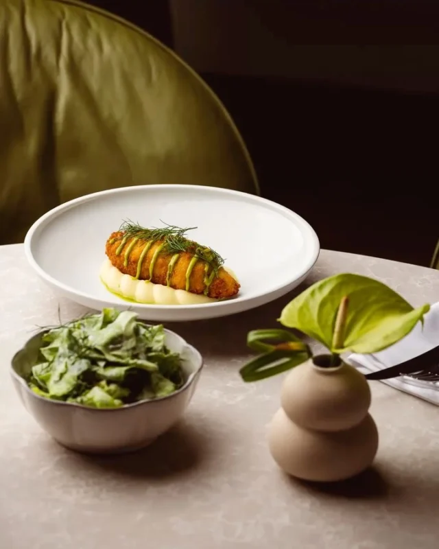 Devolay z delikatnym puree ziemniaczanym i sałatą masłową to jedna z propozycji naszego menu ogrodowego. 🌿
Lekki, aromatyczny i pełen smaku - idealny na lunch lub niespieszny obiad w otoczeniu zieleni. 
Zapraszamy do Verte Garden by KUK Restaurant. 

__________________________________

Devolay with delicate mashed potatoes and butter lettuce is one of the highlights of our garden menu. 🌿

Light, flavorful, and perfectly balanced — an ideal choice for a leisurely lunch or a relaxed afternoon meal surrounded by greenery.

We invite you to Verte Garden by KUK Restaurant.